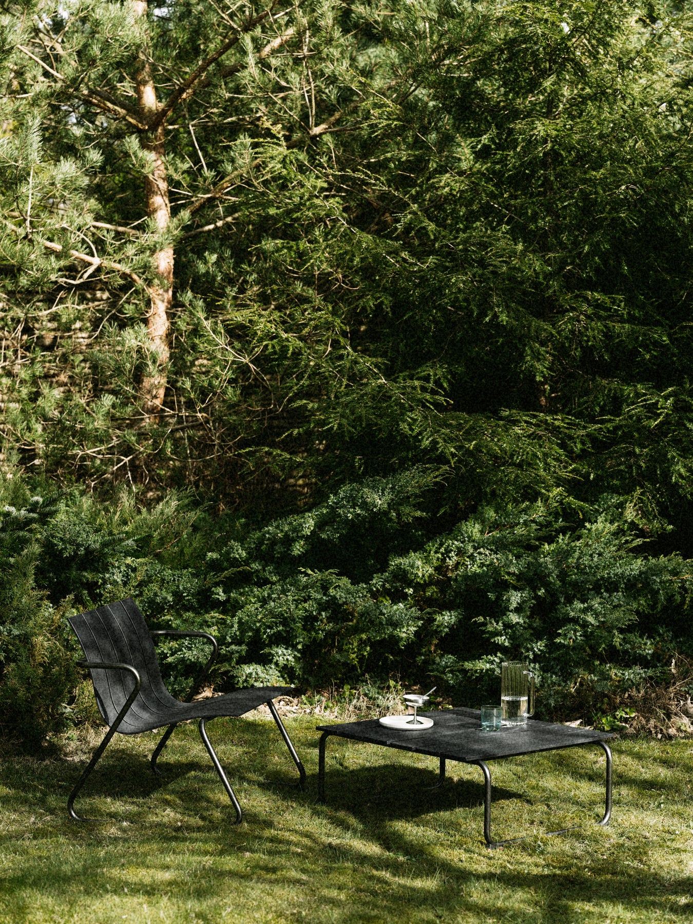 Mater_09331_Ocean_Black_LoungeChair_Mater_09343_Ocean_Black_LoungeTable.JPG__PID:cb5fffa4-c7b4-4edb-970d-96cce08cd2d5